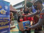 korlantas-polri-membagikan-paket-sembako-kepad.jpg