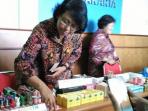 kosmetik-dan-obat-tradional-tidak-sesuai-ketentuan-edar_20151103_171241.jpg