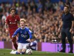 kostas-tsimikas-kiri-bersaing-dengan-gelandang-everton-inggris-anthony-gordon.jpg