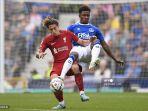 kostas-tsimikas-kiri-melakukan-pelanggaran-terhadap-striker-everton-inggris-demarai-gray.jpg