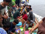 kostrad-selamatkan-korban-kapal-tenggelam_20171127_100708.jpg