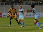 kosuke-uchida-mohamed-sissoko-persela-lamongan-mitra-kukar_20170504_123404.jpg