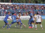 kosuke-yamazaki-dijaga-ketat-pemain-persiba_20170725_110536.jpg