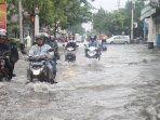 kota-semarang-dan-sekitarnya-dikepung-banjir_20150213_154324.jpg