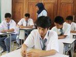 kota-tangerang-ujian-nasional-secara-manual-dan-unbk_20160406_095404.jpg