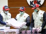 kpk-gelar-barang-bukti-ott-kemenpora-dan-koni_20181219_224951.jpg