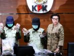 kpk-gelar-barang-bukti-ott-nganjuk_20171026_214439.jpg