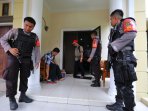 kpk-geledah-rumah-gatot-pujo-nugroho_20150812_192252.jpg