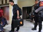 kpk-geledah-rumah-gatot-pujo-nugroho_20150812_192806.jpg