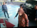 kpk-jemput-paksa-iim-alias-siti-halimah-ajudan-ratu-atut_20150529_104725.jpg