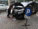 kpk-lelang-mobil-sitaan-dan-apartemen_20161030_174741.jpg