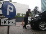 kpk-lelang-mobil-sitaan-dan-apartemen_20161030_175203.jpg