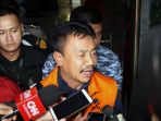 kpk-resmi-menahan-bupati-jombang_20180204_202414.jpg