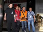 kpk-resmi-menahan-bupati-jombang_20180204_202500.jpg