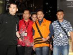 kpk-resmi-menahan-bupati-jombang_20180204_202513.jpg