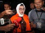 kpk-resmi-menahan-bupati-subang_20180215_023229.jpg