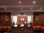 kpk-tahan-15-tersangka-kasus-korupsi-muara-enim_20211213_213347.jpg