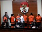 kpk-tahan-abdul-gafur-masud-bupati-penajam-paser-utara_20220113_233912.jpg