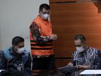 kpk-tahan-bupati-bandung-barat-aa-umbara-sutisna-dan-anaknya_20210409_192341.jpg