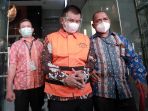 kpk-tahan-bupati-bandung-barat-aa-umbara-sutisna-dan-anaknya_20210409_193447.jpg