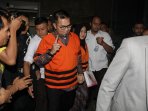 kpk-tahan-bupati-empat-lawang-dan-istri_20150707_010629.jpg