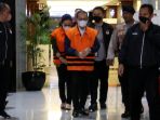kpk-tahan-bupati-kapuas-ben-brahim-s-bahat-dan-ary-egahni_20230329_090217.jpg