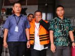 kpk-tahan-bupati-mojokerto_20180430_192421.jpg
