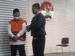 kpk-tahan-gubernur-maluku-utara-abdul-gani-kasuba_20231220_141308.jpg