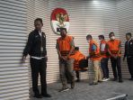 kpk-tahan-gubernur-maluku-utara-abdul-gani-kasuba_20231220_141816.jpg