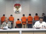 kpk-tahan-gubernur-maluku-utara-abdul-gani-kasuba_20231220_142059.jpg