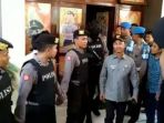 kpk-tangkap-bupati-pamekasan_20170803_100320.jpg