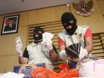 kpk-tetapkan-bupati-klaten-tersangka-dugaan-suap_20161231_164239.jpg