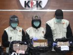 kpk-tujukkan-uang-suap-ott-jambi_20171129_224720.jpg