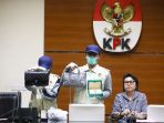 kpk-tunjukkan-barang-bukti-ott-bupati-talaud-sri-wahyumi_20190430_234955.jpg