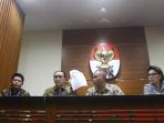 kpk-tunjukkan-barang-bukti-ott-hakim-bengkulu_20170907_225648.jpg