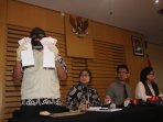 kpk-tunjukkan-bukti-ott-panitera-pengganti-pn-jakarta-pusat_20160701_185838.jpg