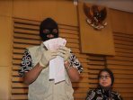 kpk-tunjukkan-bukti-ott-panitera-pengganti-pn-jakarta-pusat_20160701_190118.jpg