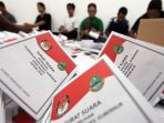 kpu-sortir-dan-lipat-surat-suara-pilgub-jabar-2018_20180531_155020.jpg