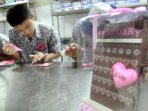 kreasi-coklat-valentine-siswa-slb-asih-budi_20150212_203505.jpg