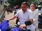 krisdayanti-dan-raul-lemos-boncengan-sepeda-motor-saat-mencoblos-di-pemilu-2019-di-kota-batu.jpg