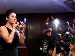 krisdayanti-jelang-konser-traya_20150424_195930.jpg
