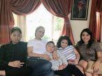 krisdayanti-menangis-mendapat-kejutan-ultah-dari-aurel-dan-azriel.jpg