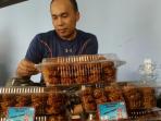 krisna-bersama-bisnis-kue-kering-pesanannya_20160623_181939.jpg