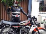 ksatria-baja-hitam-ikut-mejeng-di-motor-yamaha-rx-king.jpg