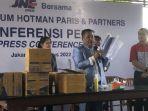 kuasa-hukum-jne-hotman-paris-hutape-menunjukkan-sejumlah-dokumen.jpg