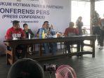 kuasa-hukum-jne-hotman-paris-hutapea-tengah-saat-memberikan-keterangan.jpg