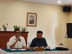 kuasa-hukum-pt-indobulidco-hamdan-zoelva-dalam-konferensi-pers-di-hotel-sultan-rabu-4102023.jpg