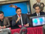 kuasa-hukum-sekjen-pdip-hasto-kristiyanto-ronny-talapessy-saat-konferensi-pers.jpg