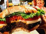 kuliner-burger-makan_20160607_213614.jpg