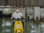kunjungan-menteri-perindustrian-agus-gumiwang-kartasasmita-ke-pabrik-viar-motor-di-semarang.jpg
